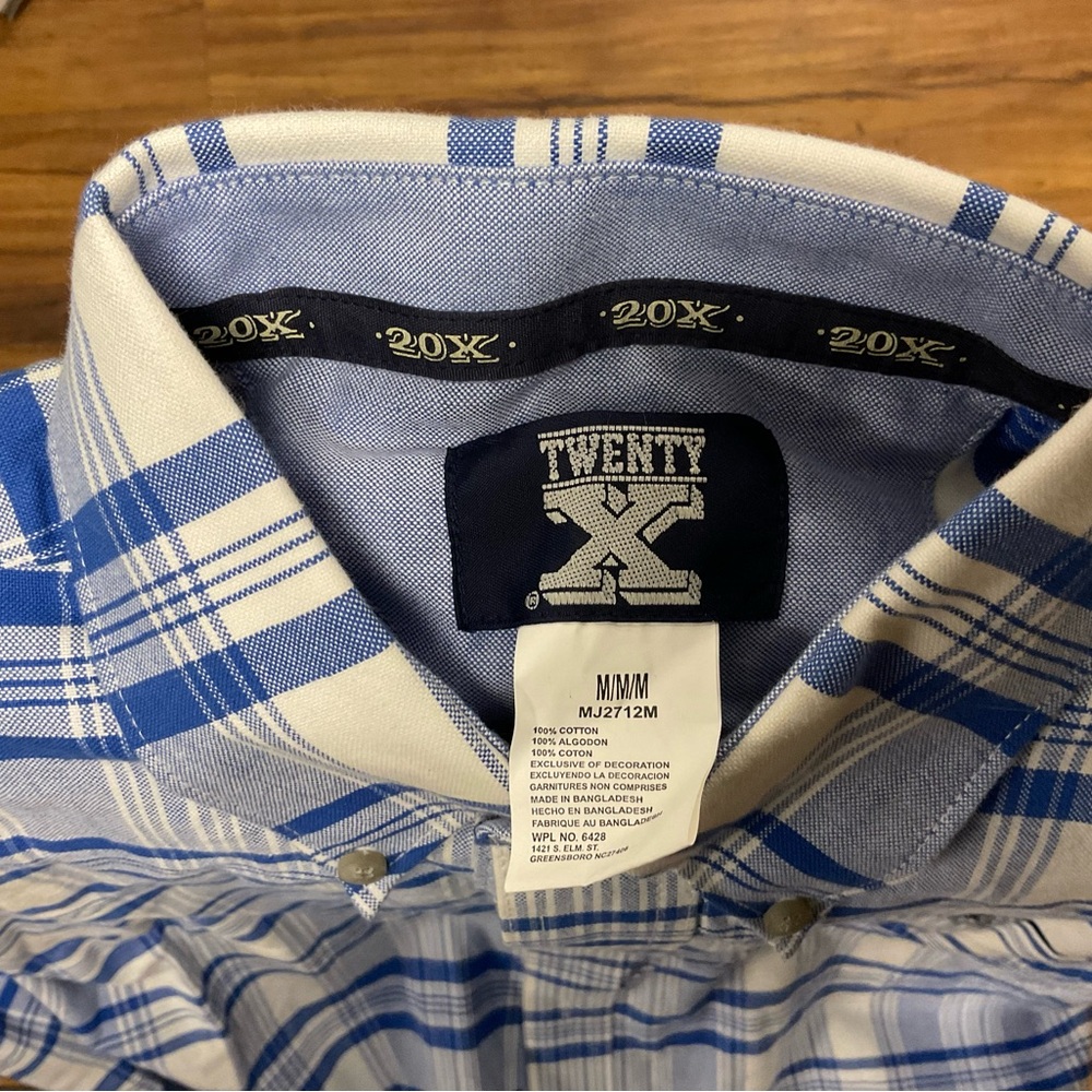 Wrangler Blue and White Casual Button Down Shirt Medium